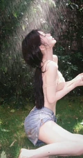 清凉夏日，穿着单薄衣服清透淋水的优雅身形女生户外高清写真图片