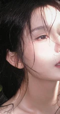 清凉夏日，穿着单薄衣服清透淋水的优雅身形女生户外高清写真图片
