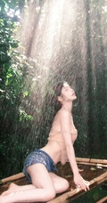 清凉夏日，穿着单薄衣服清透淋水的优雅身形女生户外高清写真图片