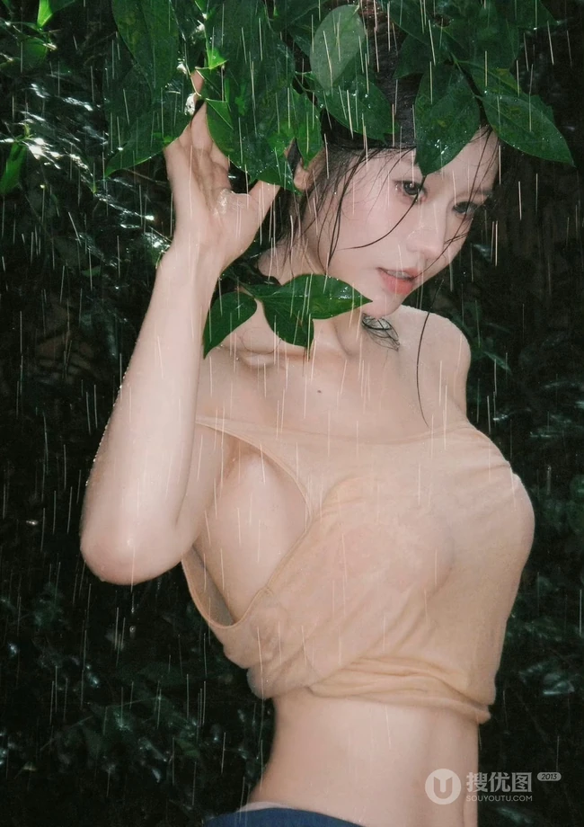 清凉夏日，穿着单薄衣服清透淋水的优雅身形女生户外高清写真图片