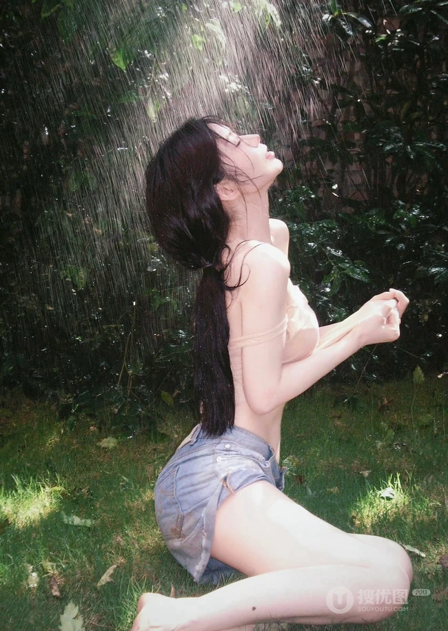 清凉夏日，穿着单薄衣服清透淋水的优雅身形女生户外高清写真图片