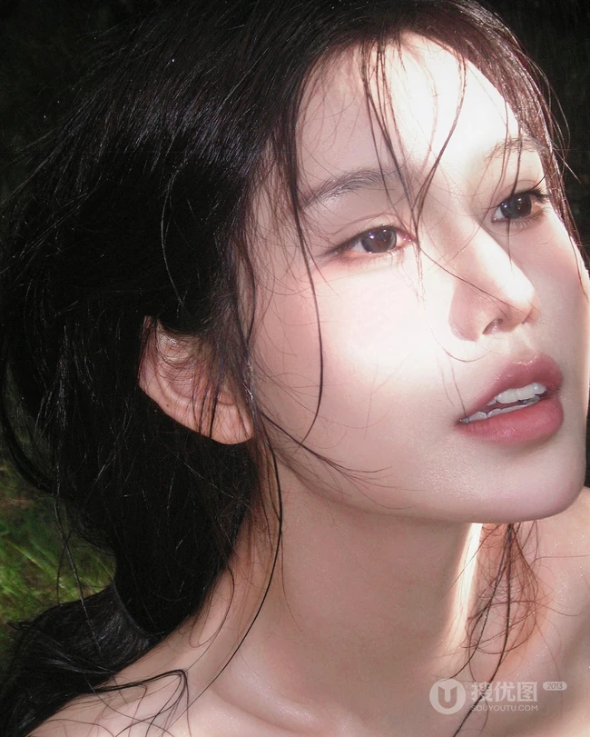 清凉夏日，穿着单薄衣服清透淋水的优雅身形女生户外高清写真图片