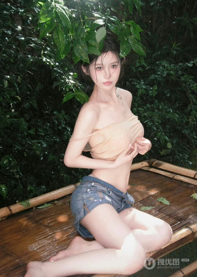 清凉夏日，穿着单薄衣服清透淋水的优雅身形女生户外高清写真图片