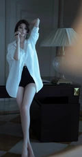 身材高挑，大长气质女生，身着宽松衬衫黑色短裤优雅室内写真套图