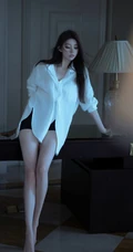 身材高挑，大长气质女生，身着宽松衬衫黑色短裤优雅室内写真套图