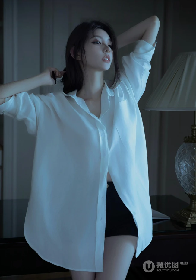 身材高挑，大长气质女生，身着宽松衬衫黑色短裤优雅室内写真套图