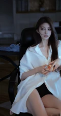 身材高挑，大长气质女生，身着宽松衬衫黑色短裤优雅室内写真套图