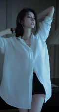 身材高挑，大长气质女生，身着宽松衬衫黑色短裤优雅室内写真套图