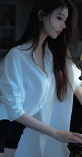 身材高挑，大长气质女生，身着宽松衬衫黑色短裤优雅室内写真套图
