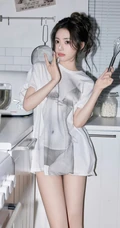 厨房里做奶油面包的可爱卡哇伊女生小姐姐宽大T恤穿搭悠闲写真套图