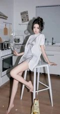厨房里做奶油面包的可爱卡哇伊女生小姐姐宽大T恤穿搭悠闲写真套图