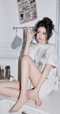 厨房里做奶油面包的可爱卡哇伊女生小姐姐宽大T恤穿搭悠闲写真套图