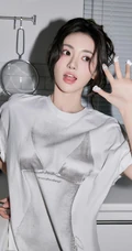 厨房里做奶油面包的可爱卡哇伊女生小姐姐宽大T恤穿搭悠闲写真套图