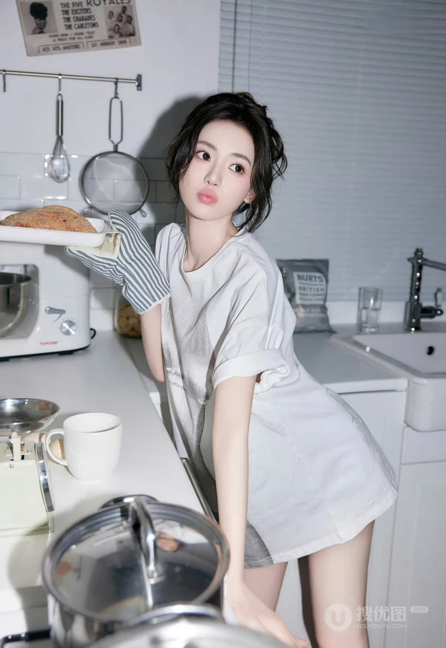 厨房里做奶油面包的可爱卡哇伊女生小姐姐宽大T恤穿搭悠闲写真套图
