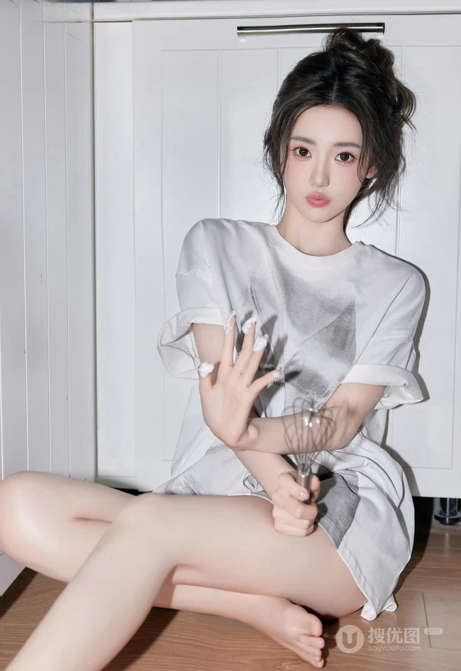 厨房里做奶油面包的可爱卡哇伊女生小姐姐宽大T恤穿搭悠闲写真套图