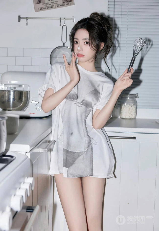 厨房里做奶油面包的可爱卡哇伊女生小姐姐宽大T恤穿搭悠闲写真套图