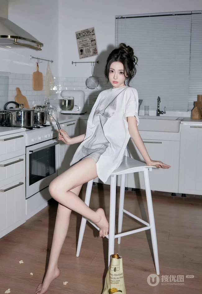 厨房里做奶油面包的可爱卡哇伊女生小姐姐宽大T恤穿搭悠闲写真套图