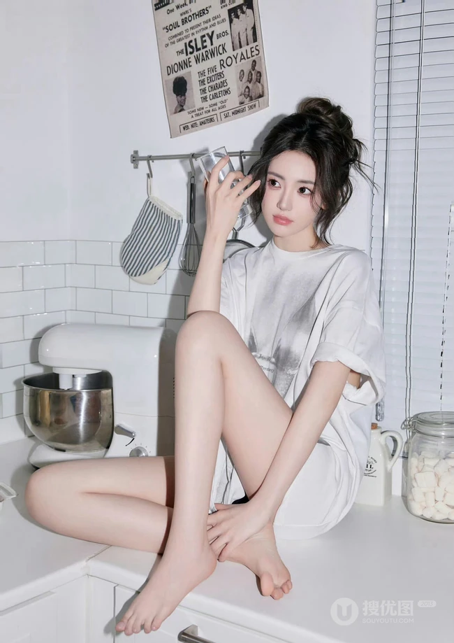 厨房里做奶油面包的可爱卡哇伊女生小姐姐宽大T恤穿搭悠闲写真套图