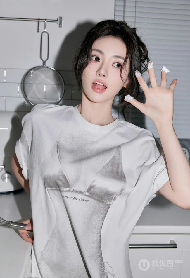 厨房里做奶油面包的可爱卡哇伊女生小姐姐宽大T恤穿搭悠闲写真套图