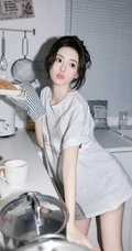 厨房里做奶油面包的可爱卡哇伊女生小姐姐宽大T恤穿搭悠闲写真套图