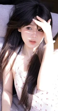 惬意的夏日午后，穿着小碎花白裙的甜美可人高颜值女生慵懒写真图集