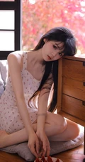 惬意的夏日午后，穿着小碎花白裙的甜美可人高颜值女生慵懒写真图集