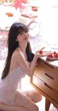 惬意的夏日午后，穿着小碎花白裙的甜美可人高颜值女生慵懒写真图集