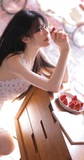 惬意的夏日午后，穿着小碎花白裙的甜美可人高颜值女生慵懒写真图集