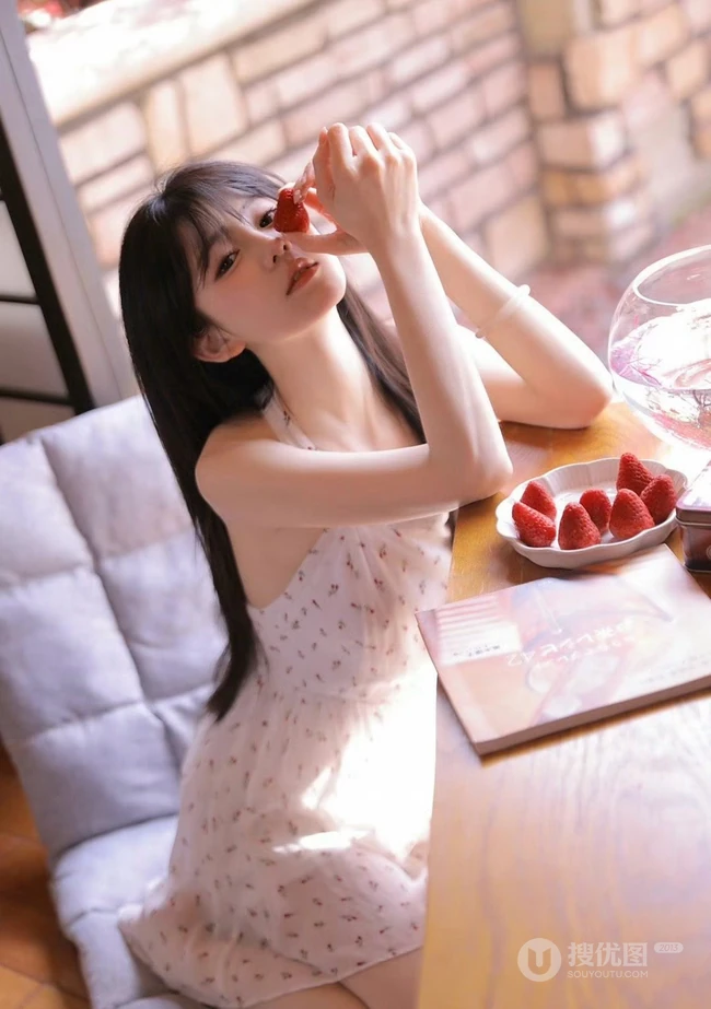 惬意的夏日午后，穿着小碎花白裙的甜美可人高颜值女生慵懒写真图集