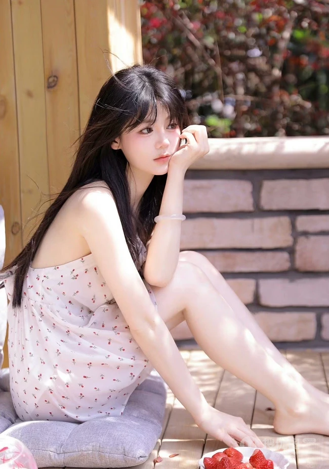 惬意的夏日午后，穿着小碎花白裙的甜美可人高颜值女生慵懒写真图集