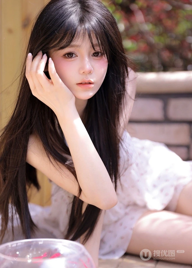 惬意的夏日午后，穿着小碎花白裙的甜美可人高颜值女生慵懒写真图集