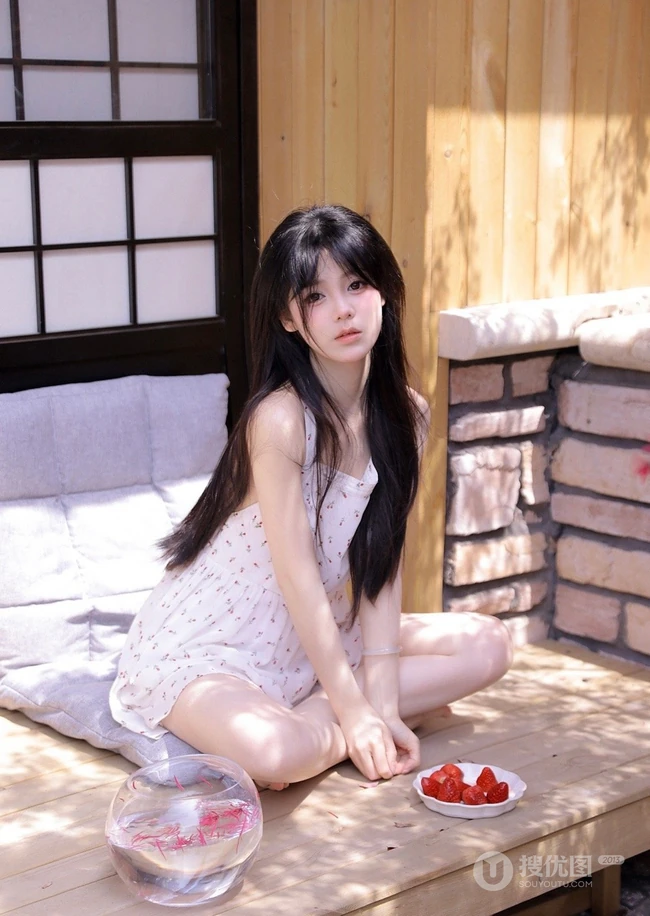 惬意的夏日午后，穿着小碎花白裙的甜美可人高颜值女生慵懒写真图集
