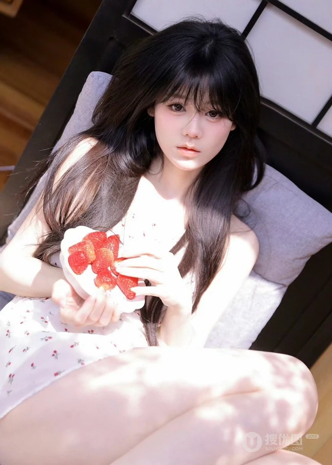 惬意的夏日午后，穿着小碎花白裙的甜美可人高颜值女生慵懒写真图集