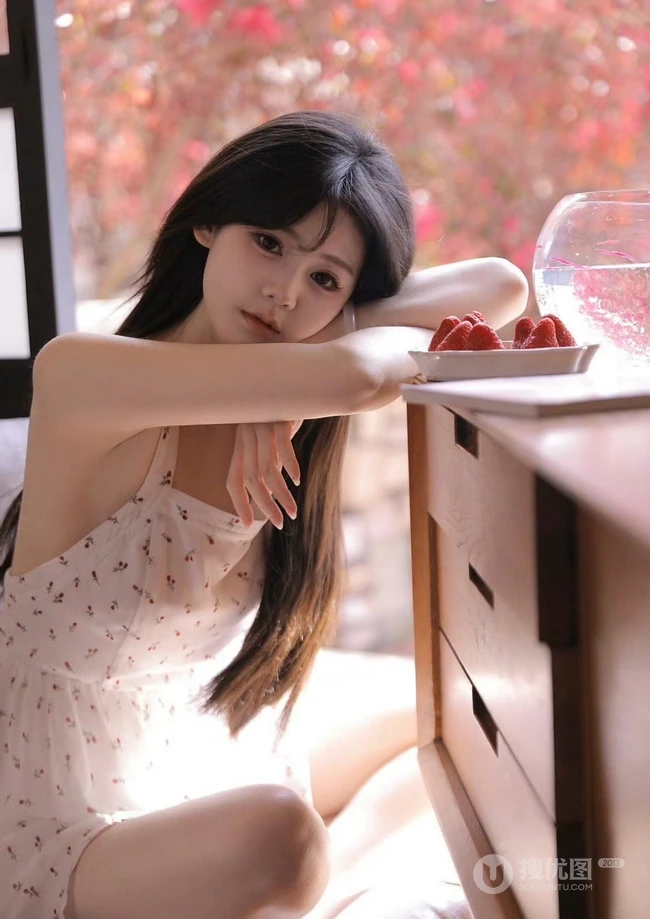 惬意的夏日午后，穿着小碎花白裙的甜美可人高颜值女生慵懒写真图集