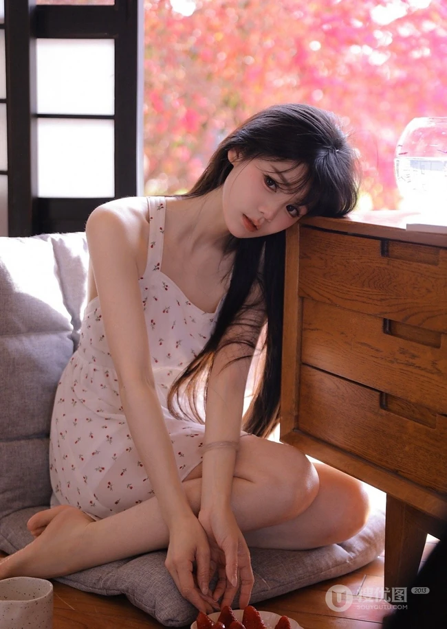 惬意的夏日午后，穿着小碎花白裙的甜美可人高颜值女生慵懒写真图集