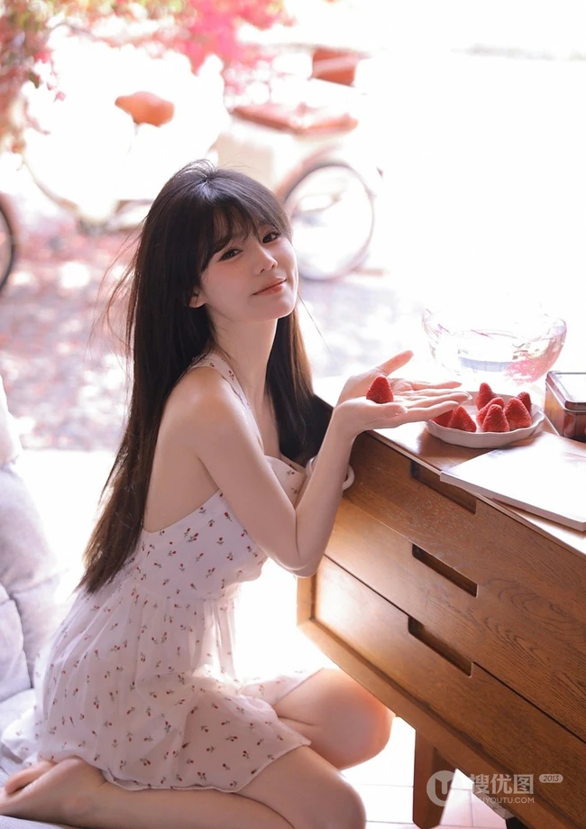 惬意的夏日午后，穿着小碎花白裙的甜美可人高颜值女生慵懒写真图集