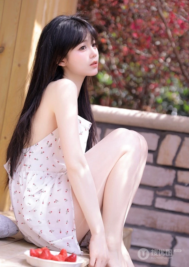 惬意的夏日午后，穿着小碎花白裙的甜美可人高颜值女生慵懒写真图集