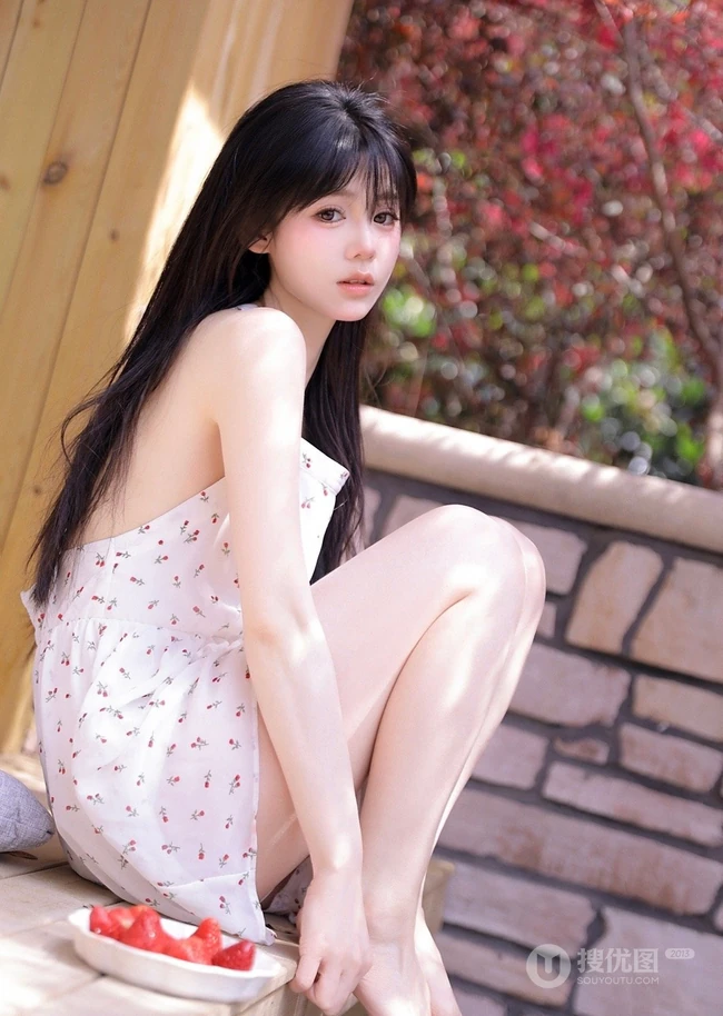 惬意的夏日午后，穿着小碎花白裙的甜美可人高颜值女生慵懒写真图集