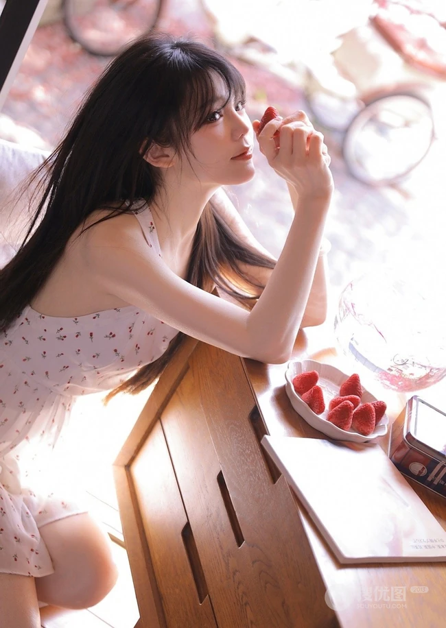 惬意的夏日午后，穿着小碎花白裙的甜美可人高颜值女生慵懒写真图集