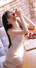 惬意的夏日午后，穿着小碎花白裙的甜美可人高颜值女生慵懒写真图集