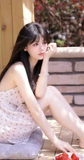 惬意的夏日午后，穿着小碎花白裙的甜美可人高颜值女生慵懒写真图集