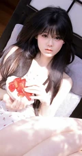 惬意的夏日午后，穿着小碎花白裙的甜美可人高颜值女生慵懒写真图集