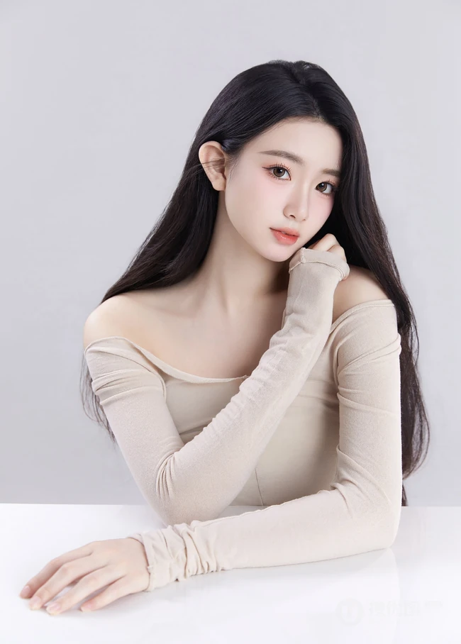 淡淡的小温柔，谁不喜欢，温柔型漂亮女生长袖礼裙上衣加长裤室内高清图集