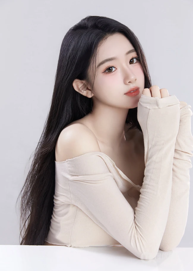 淡淡的小温柔，谁不喜欢，温柔型漂亮女生长袖礼裙上衣加长裤室内高清图集