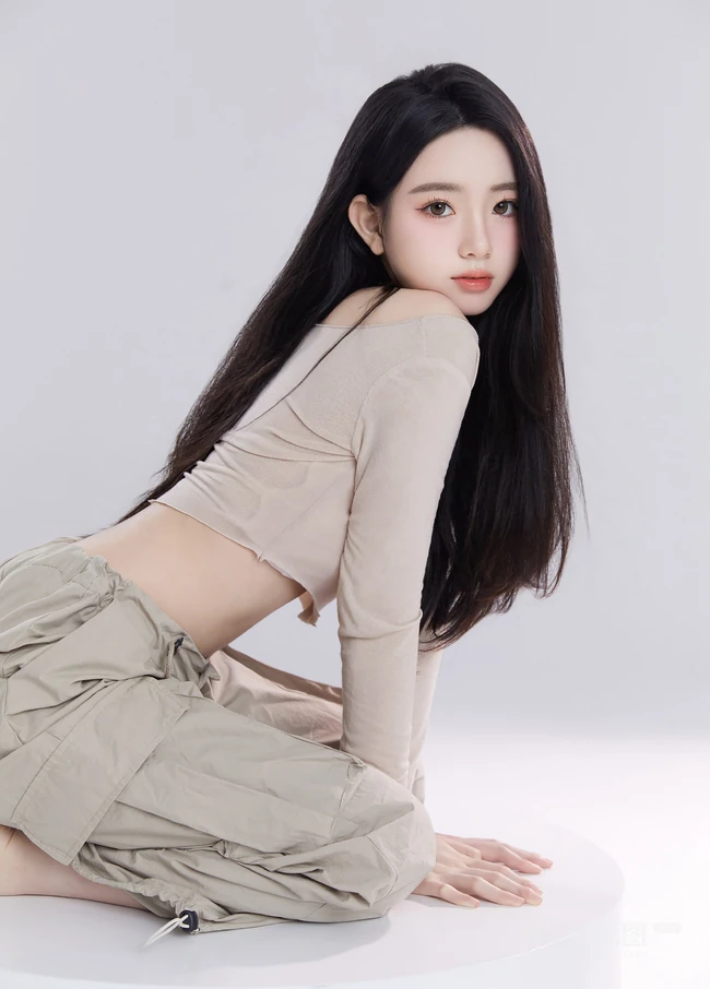 淡淡的小温柔，谁不喜欢，温柔型漂亮女生长袖礼裙上衣加长裤室内高清图集