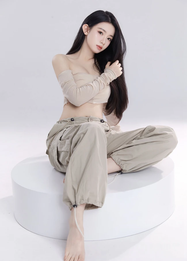 淡淡的小温柔，谁不喜欢，温柔型漂亮女生长袖礼裙上衣加长裤室内高清图集