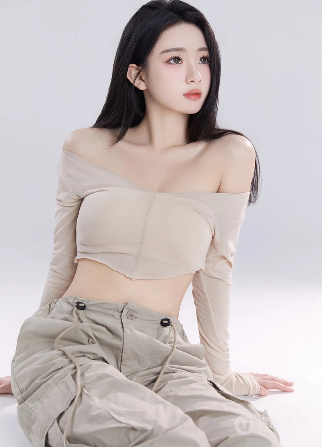 淡淡的小温柔，谁不喜欢，温柔型漂亮女生长袖礼裙上衣加长裤室内高清图集