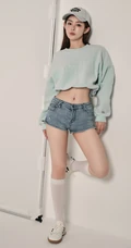 甜酷运动风女生，高颜值，纤细线条，穿着短款装紧身牛仔短裤的甜酷少女写真套图
