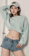 甜酷运动风女生，高颜值，纤细线条，穿着短款装紧身牛仔短裤的甜酷少女写真套图