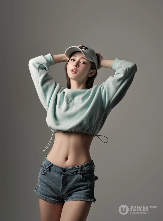 甜酷运动风女生，高颜值，纤细线条，穿着短款装紧身牛仔短裤的甜酷少女写真套图